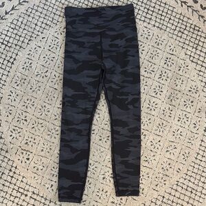 Athleta Elation 7/8 Tight High Waist Black and Gray Camo sz XS